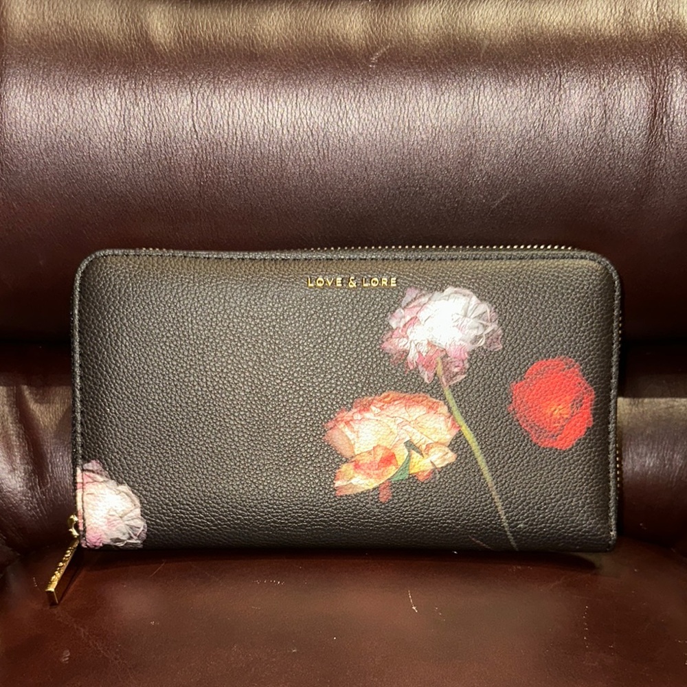 NWOT Love & Lore Floral Bifold Wallet